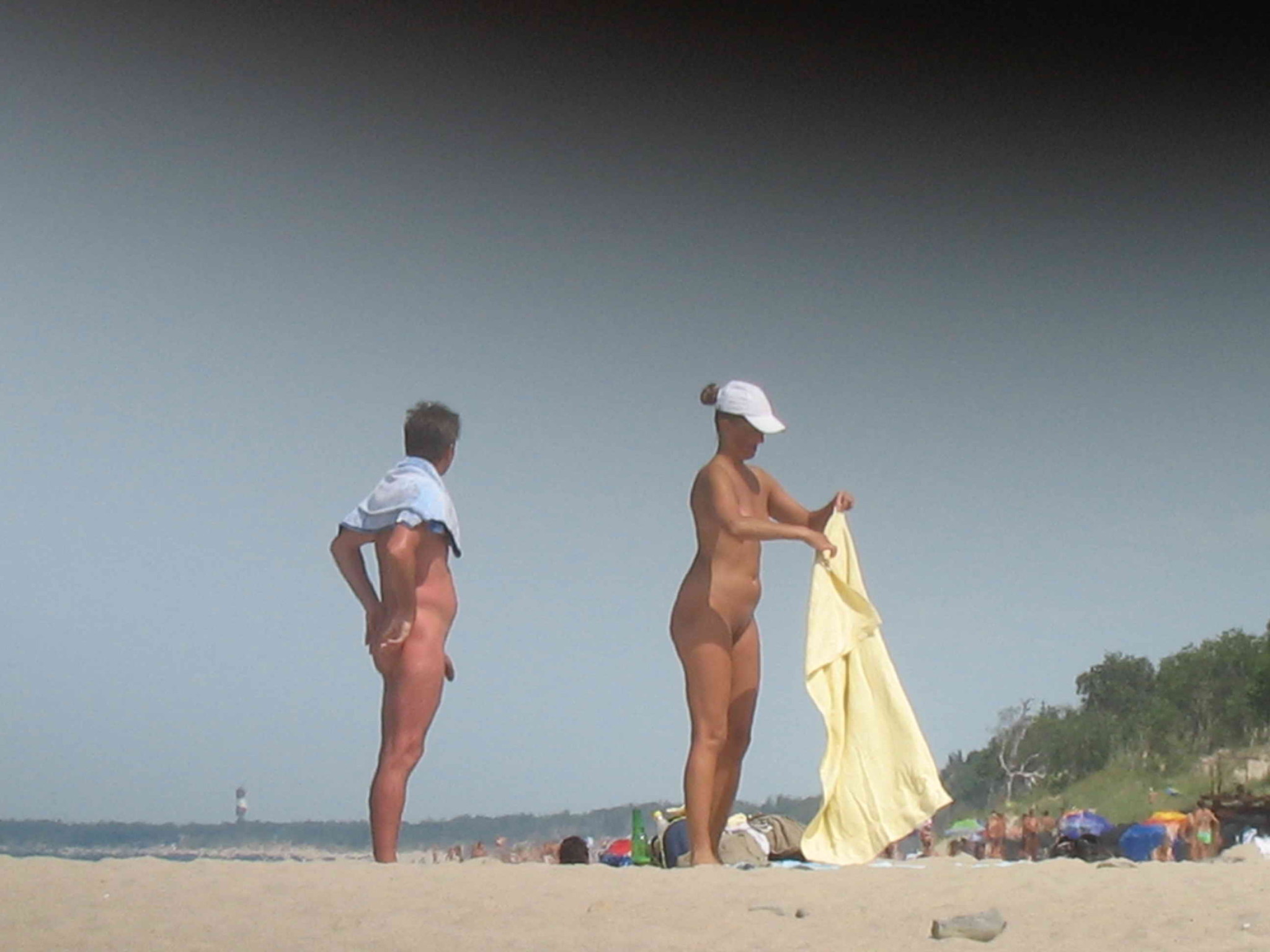 ヌーディストビーチでは、2つの豪華な裸の十代の若者を示している
 #72253366