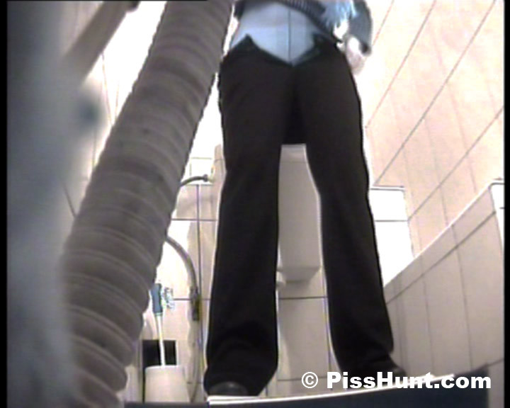 Kühle Blondine beim Pinkeln auf der Toilette gefilmt
 #78693012