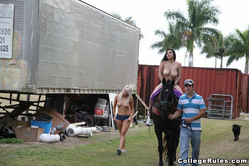 Dos afortunados universitarios se montan un trío al aire libre en el campus
 #76767068
