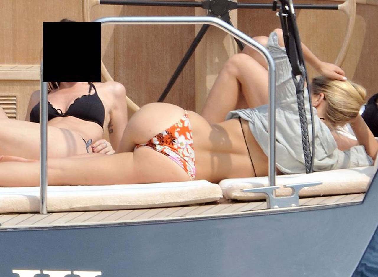 Bar refaeli che espone il suo cazzo di corpo sexy in bikini su uno yacht
 #75303846