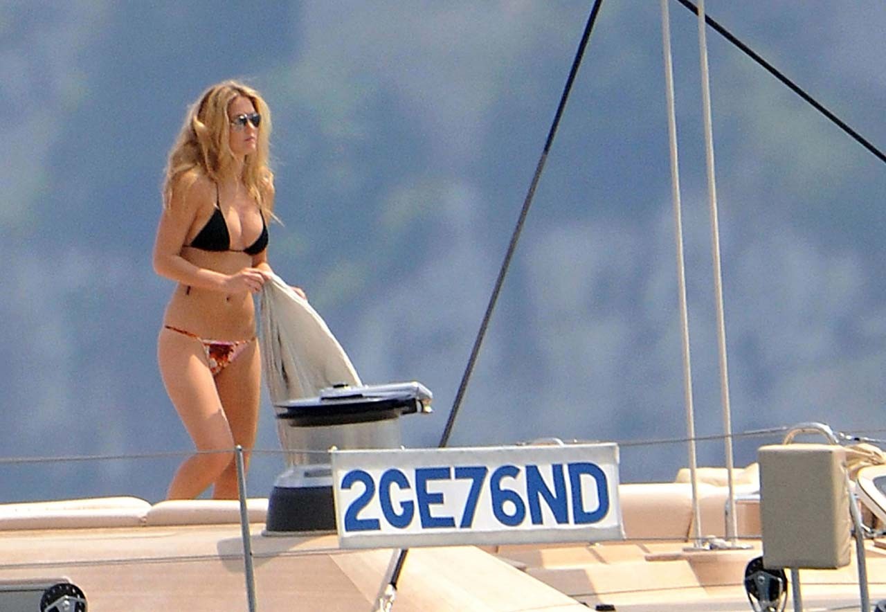 Bar Refaeli entblößt ihren verdammt sexy Körper im Bikini auf einer Yacht
 #75303892