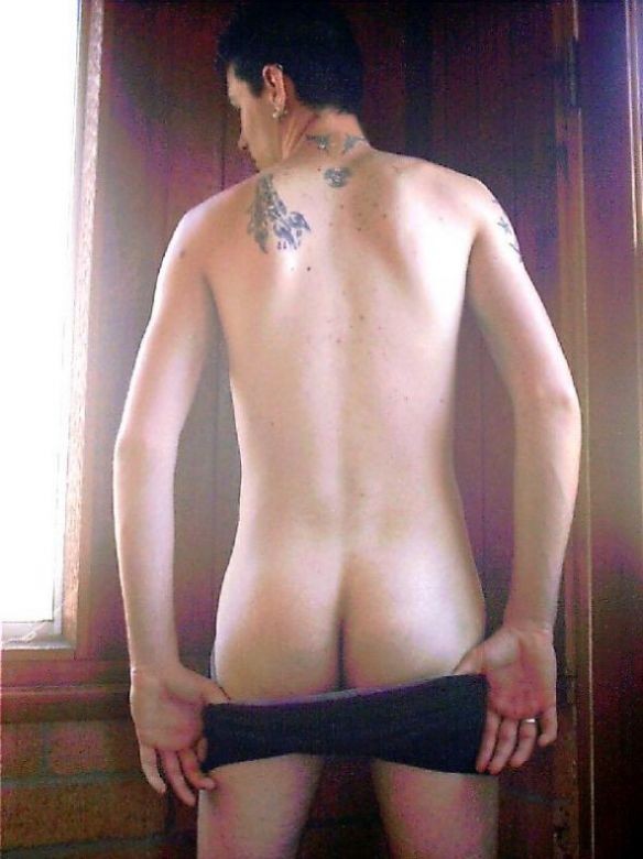 Scharfer Twink posiert nackt und zeigt seinen riesigen Schwanz
 #76998254