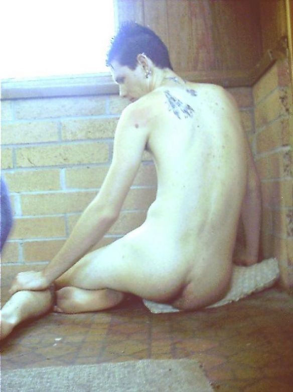 Jovencito picante posando desnudo y mostrando su enorme polla
 #76998371