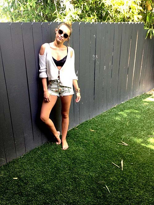 Miley Cyrus : photos paparazzi de son sein et de sa jupe montante sexy
 #75266688