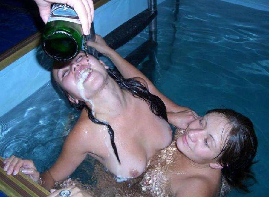 Ragazze amatoriali ubriache ad una festa selvaggia in piscina
 #76398587