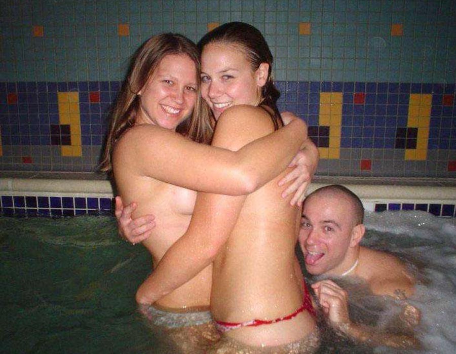 Chicas amateurs borrachas en una fiesta salvaje en la piscina
 #76398590