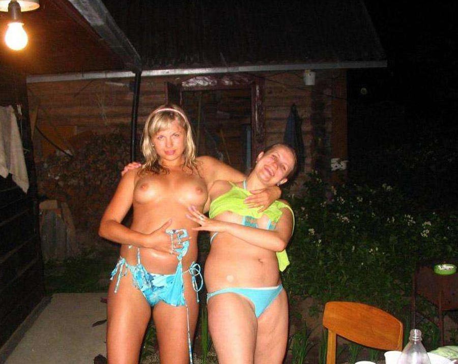 Chicas amateurs borrachas en una fiesta salvaje en la piscina
 #76398597