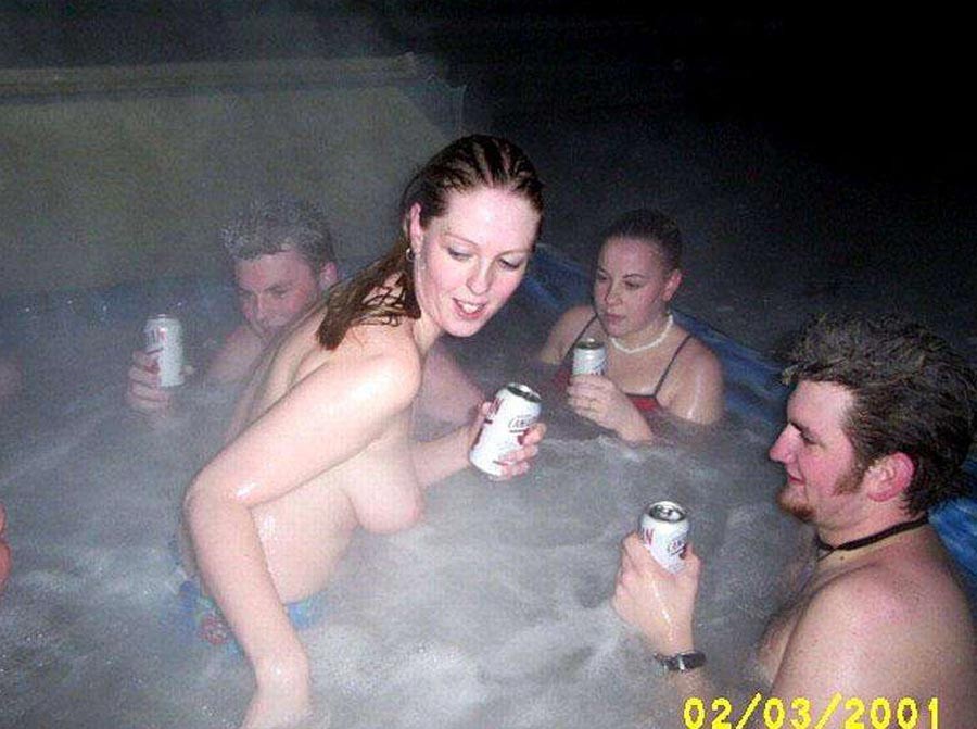 Betrunkene Amateur-Mädchen auf einer wilden Pool-Party
 #76398602