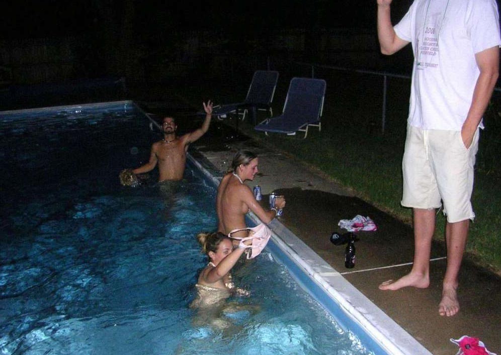 Betrunkene Amateur-Mädchen auf einer wilden Pool-Party
 #76398622