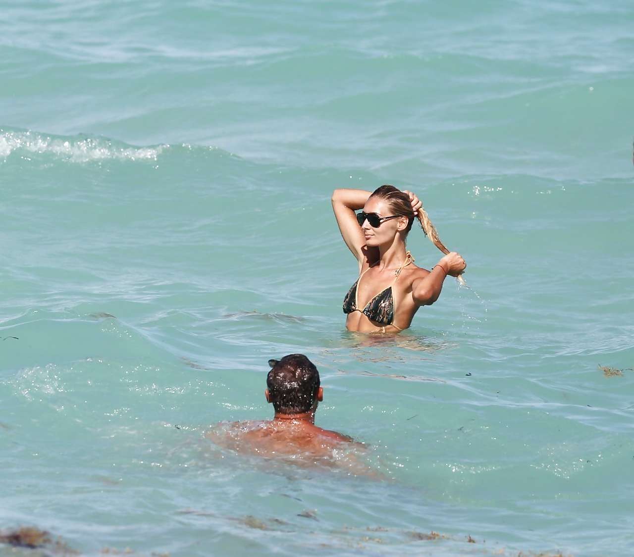Petra benova zeigt seinen schönen Körper am Strand in einem Bikini
 #75230813