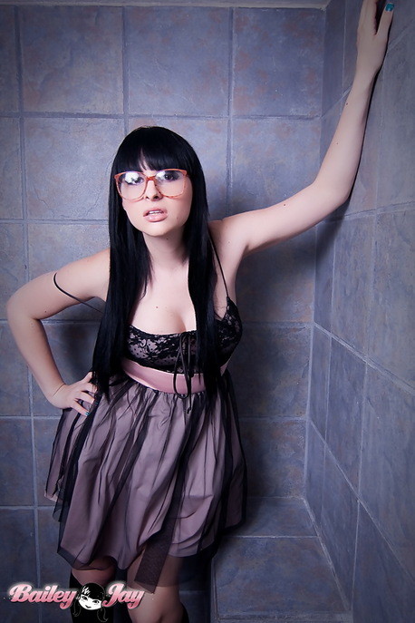 Nerdy trans babe bailey jay mostra il suo bastone del cazzo
 #79224071