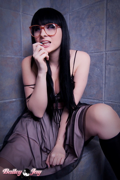 Nerdy trans babe bailey jay mostra il suo bastone del cazzo
 #79224087