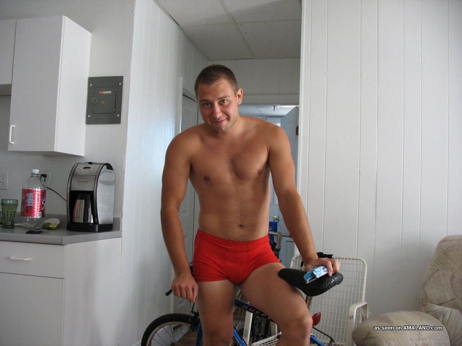 Turnhallen-Hottie entblößt seinen geäderten Schwanz
 #76942004