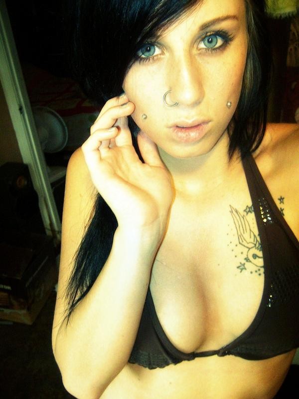 Une petite amie punk rock émo sexy exhibant ses petits seins d'adolescente.
 #68364624