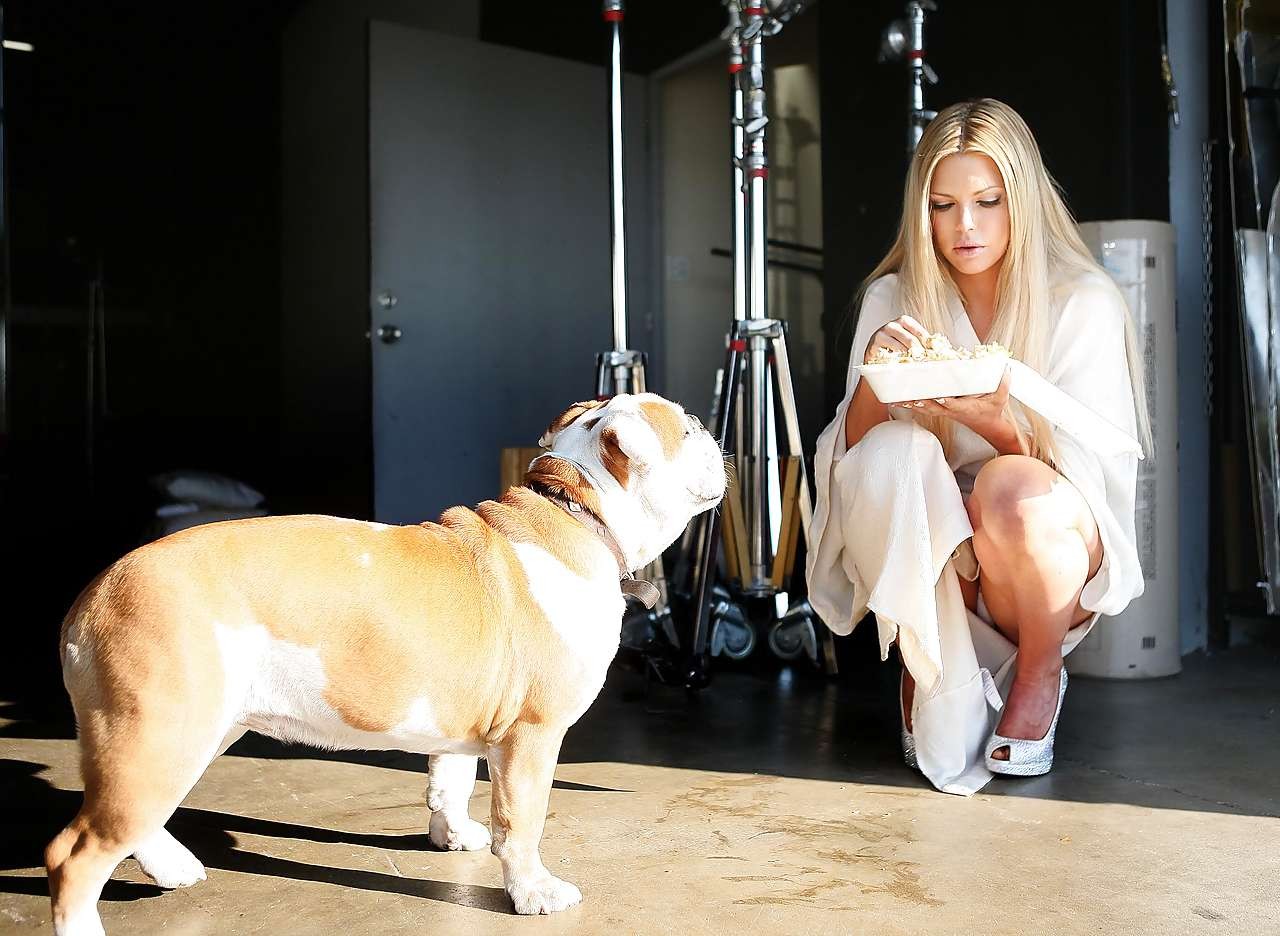 Sophie monk blinkt ihr Höschen upskirt und Fehlfunktion mit Bikini
 #75282495