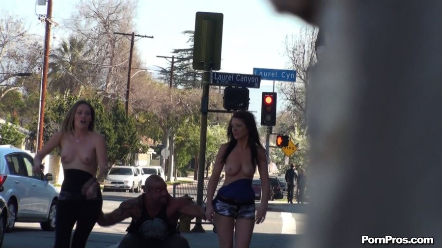 Dos chicas amateurs se dejan follar en público por un tío
 #76739158