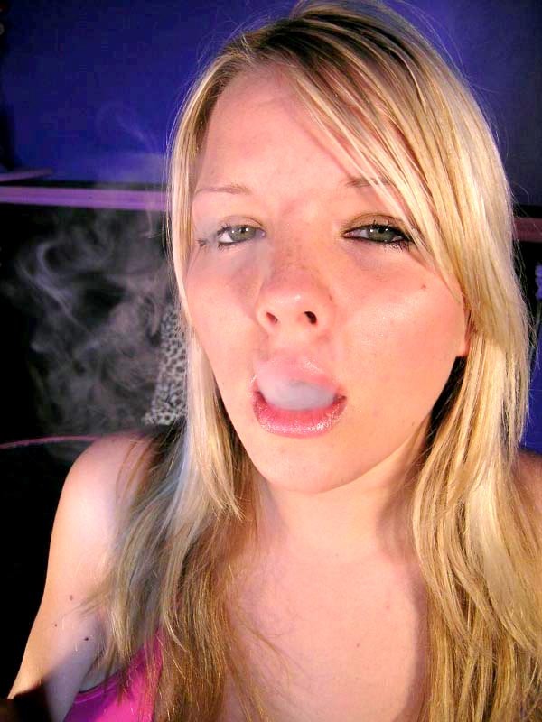 Heißes blondes Teen mit schönen großen Titten zündet sich eine Zigarette an
 #72776139