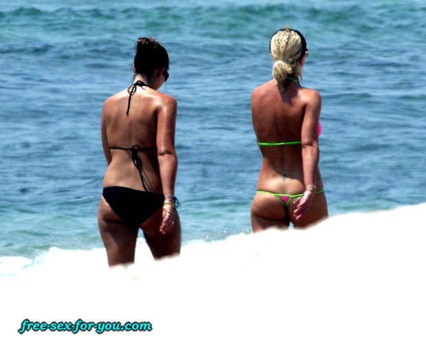 Britney spears zeigt ihre Muschi und posiert im Tanga am Strand
 #75433775