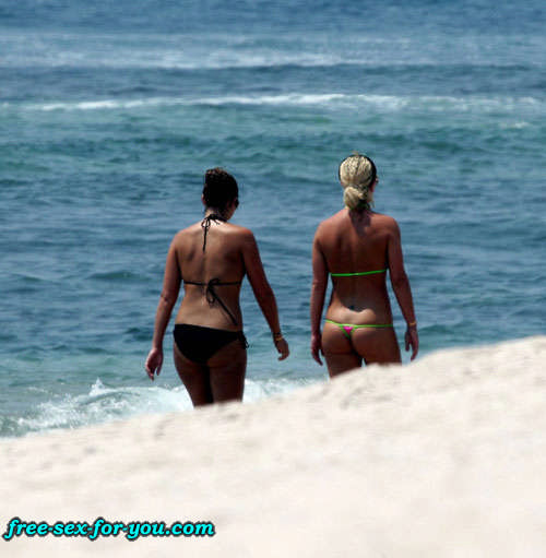 Britney spears zeigt ihre Muschi und posiert im Tanga am Strand
 #75433783