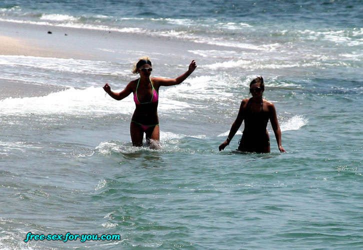 Britney spears zeigt ihre Muschi und posiert im Tanga am Strand
 #75433790