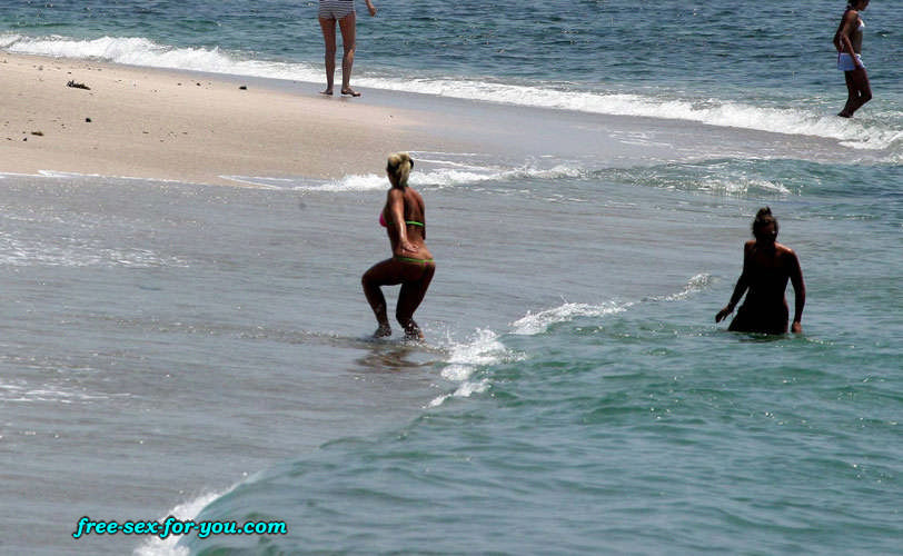 Britney spears zeigt ihre Muschi und posiert im Tanga am Strand
 #75433799