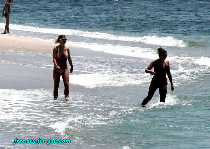 Britney spears zeigt ihre Muschi und posiert im Tanga am Strand
 #75433814