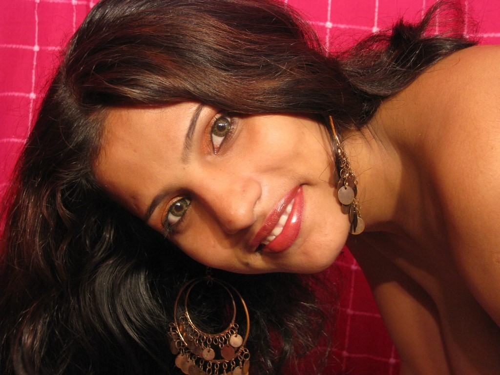 Schöne indische Babe Streifen nackt, um ihre enge rasierte Muschi zu zeigen
 #69973497