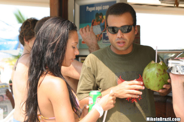 Perfecta conejita de playa recibiendo una polla en su vagina en la piscina
 #72659169