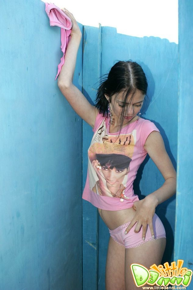 Seno piccolo teenager si spoglia in sexy costume da bagno rosa
 #67842401