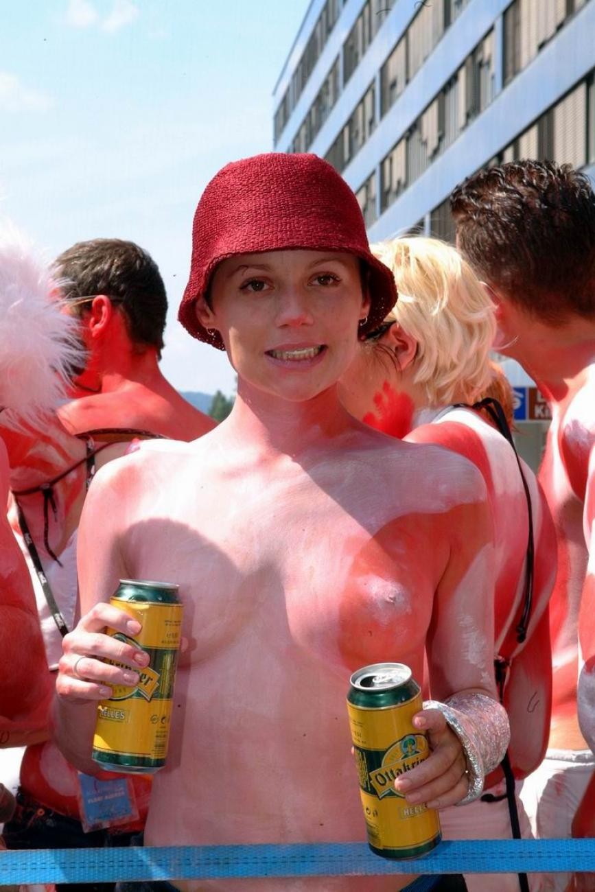 Chicas de mal gusto casi desnudas durante el desfile de pintura corporal
 #77133221