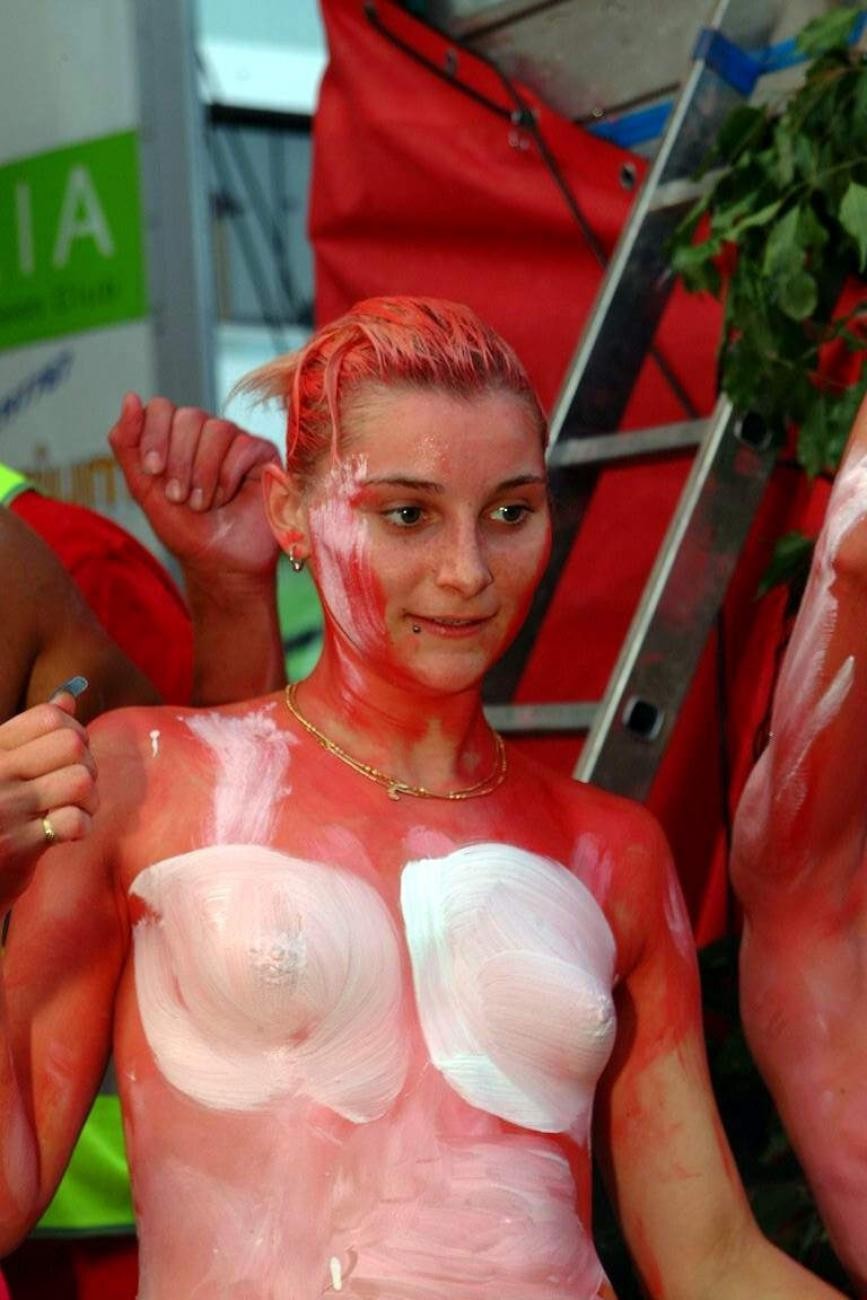 Chicas de mal gusto casi desnudas durante el desfile de pintura corporal
 #77133226