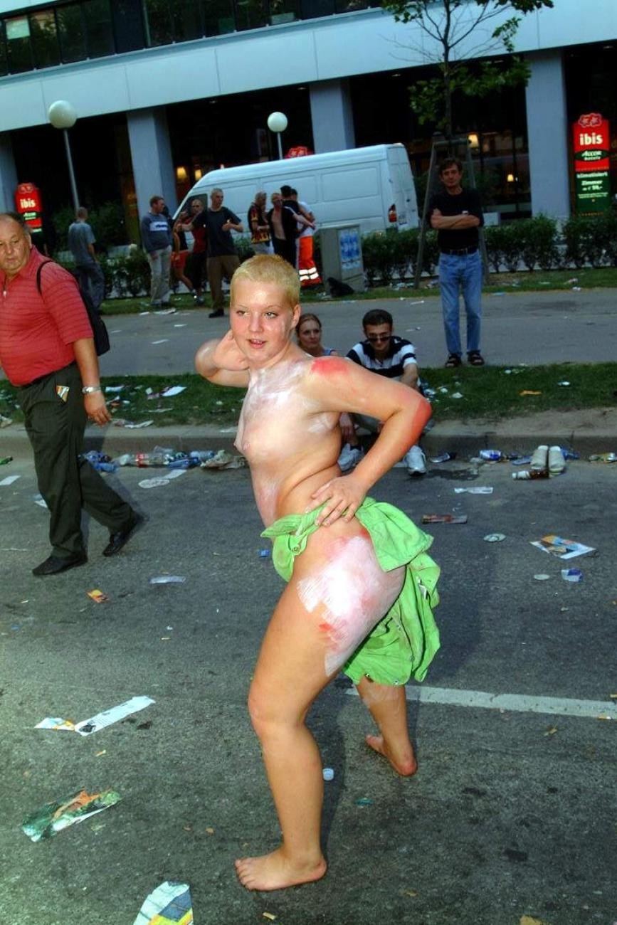 ボディペイントのパレードでほぼ裸のゴミ箱の雛たち
 #77133237
