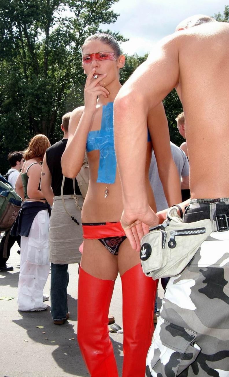 Chicas de mal gusto casi desnudas durante el desfile de pintura corporal
 #77133243