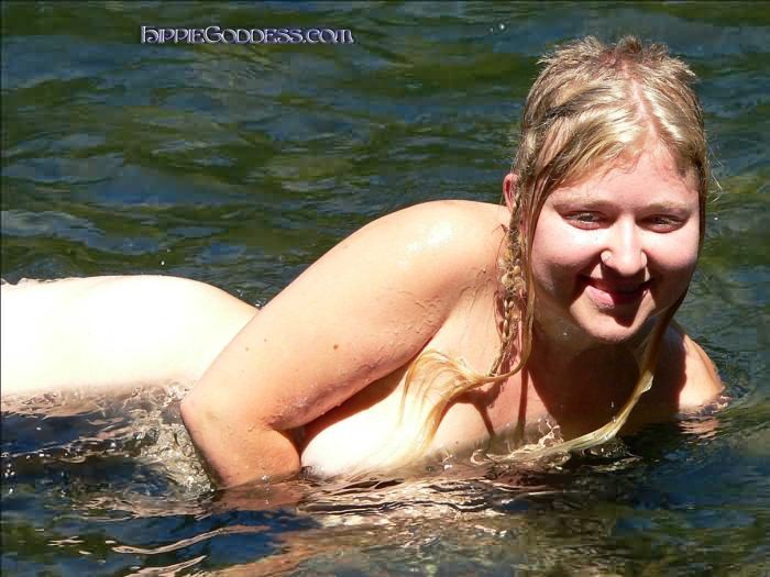 Chubby natürliches Küken schwimmt nackt draußen im Fluss
 #75576141