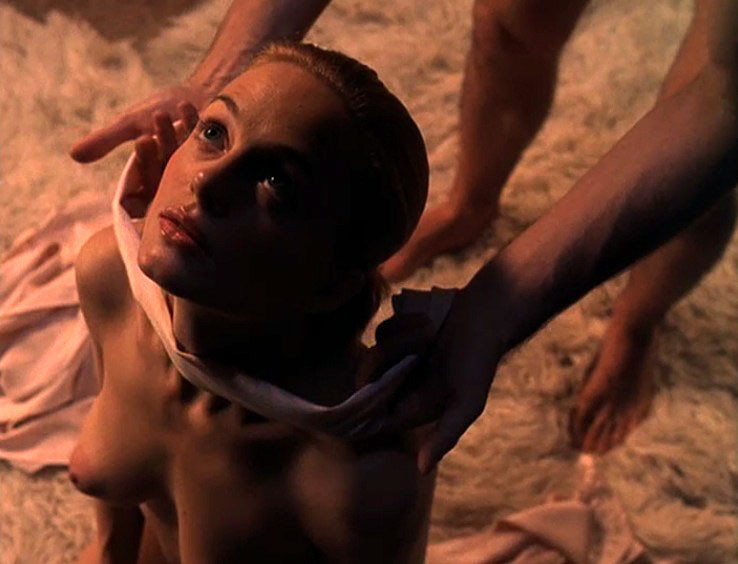 Heather Graham montrant ses beaux gros seins dans des photos de films nus
 #75401425