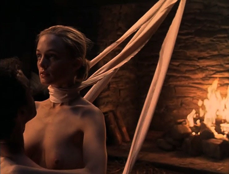 Heather graham mostrando sus lindas tetas grandes en tapas de películas desnudas
 #75401469