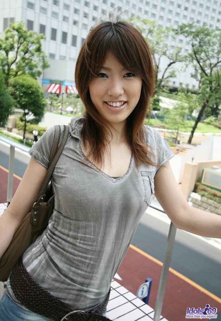 Una japonesa muestra sus tetas y su coño peludo bajo las mallas
 #69926938