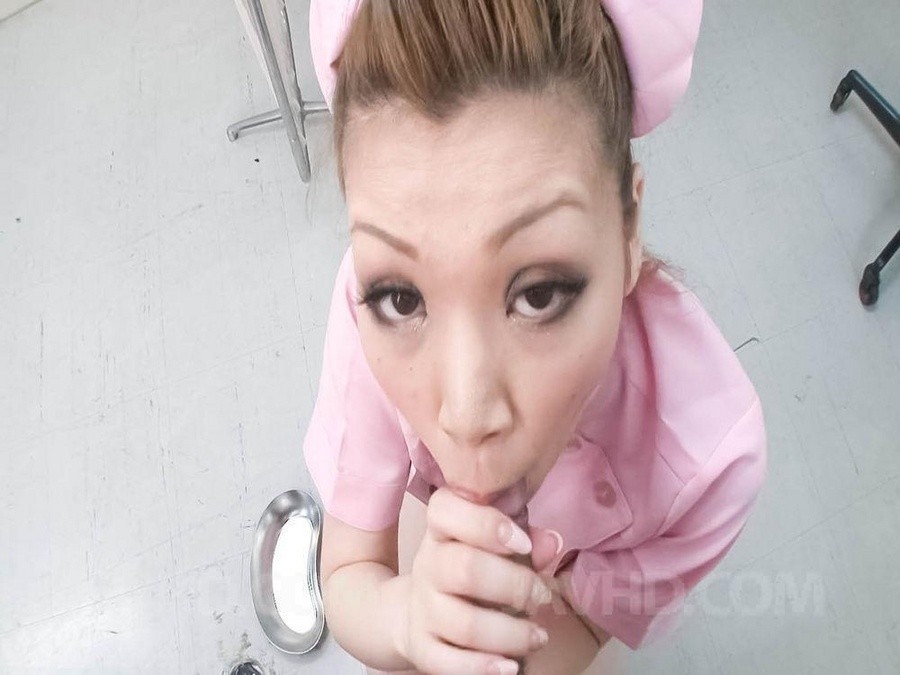 Ayumi kobayashi : une infirmière asiatique prête beaucoup d'attention à la succion d'un outil.
 #69736334