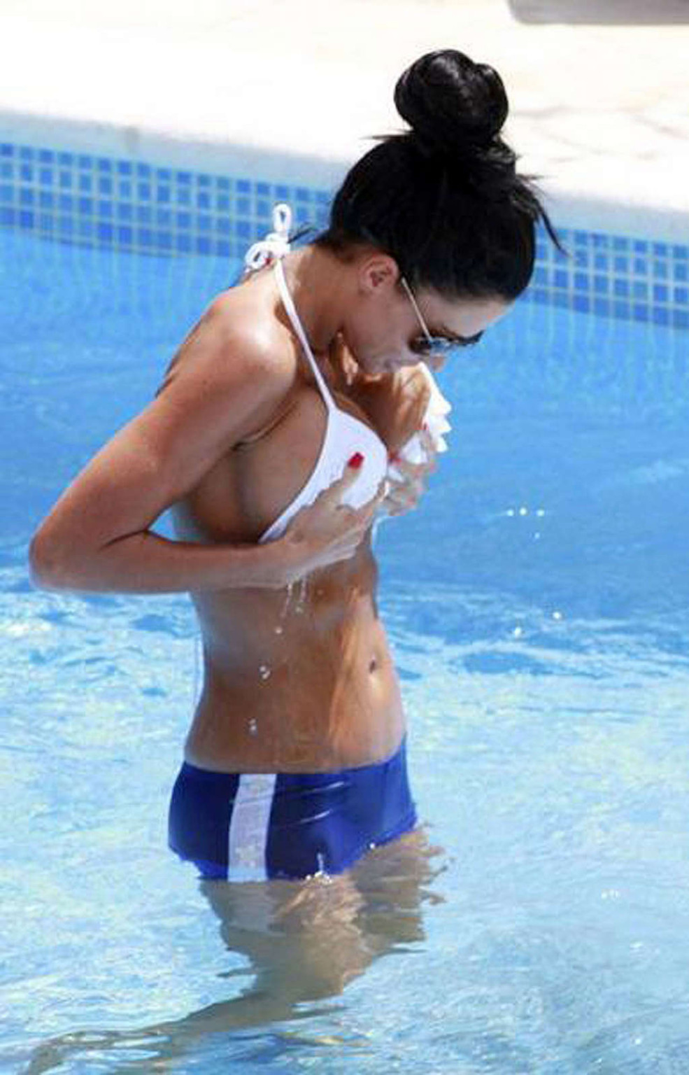 Katie price muestra unas tetas enormes y un culo fantástico en la piscina
 #75377308