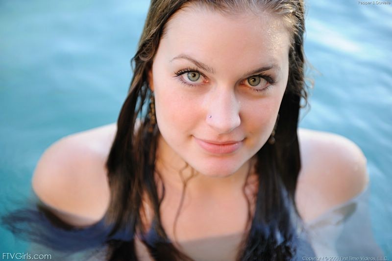 Une amatrice à forte poitrine saute nue dans ma piscine.
 #67339245