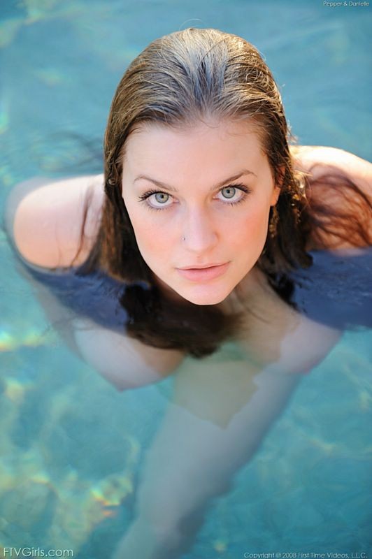 Une amatrice à forte poitrine saute nue dans ma piscine.
 #67339249