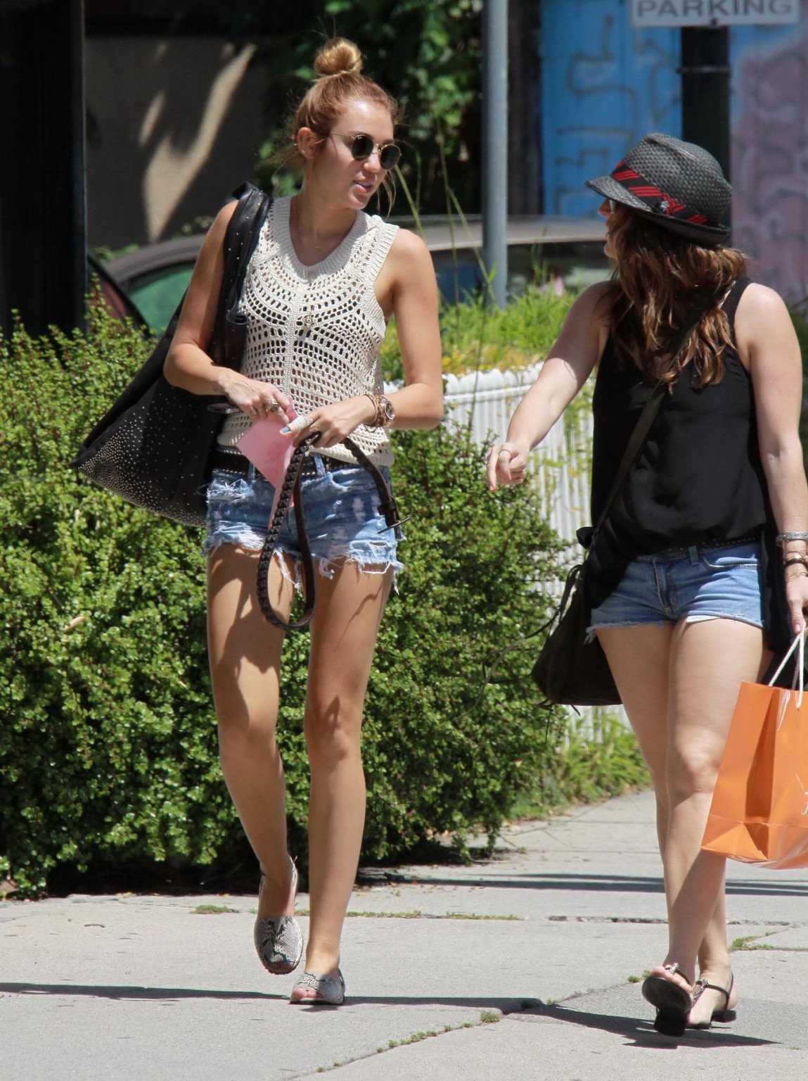Miley Cyrus portant un short en jean et un haut en dentelle à Beverly Hills.
 #75264661