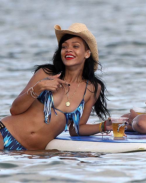 Rihanna che espone il suo corpo sexy e il suo culo caldo in bikini sulla spiaggia
 #75264310