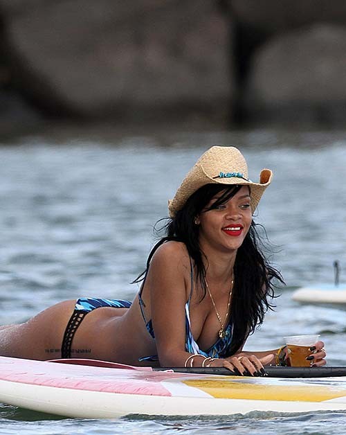 Rihanna che espone il suo corpo sexy e il suo culo caldo in bikini sulla spiaggia
 #75264329