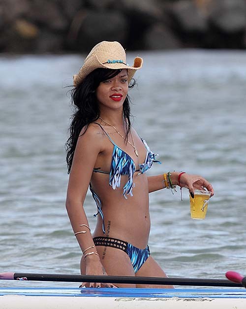 Rihanna che espone il suo corpo sexy e il suo culo caldo in bikini sulla spiaggia
 #75264336