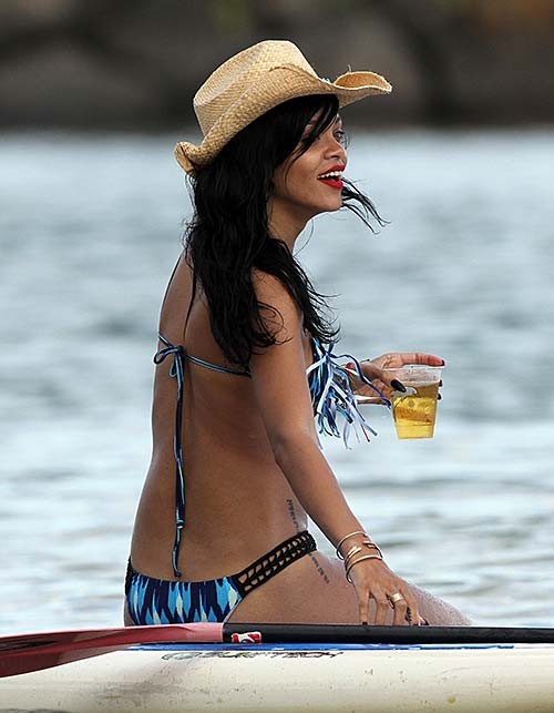 Rihanna che espone il suo corpo sexy e il suo culo caldo in bikini sulla spiaggia
 #75264342