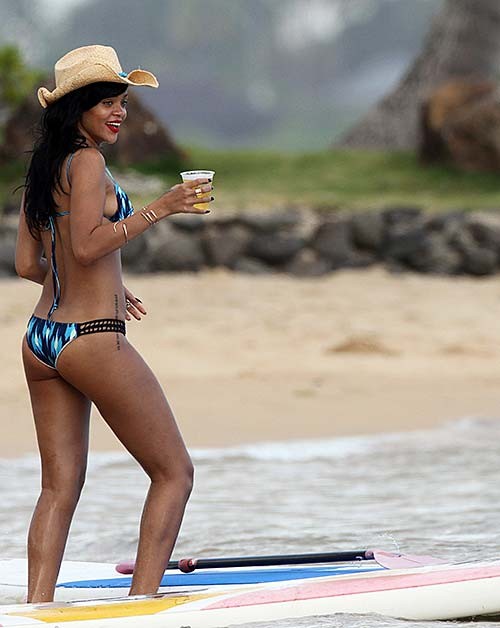 Rihanna che espone il suo corpo sexy e il suo culo caldo in bikini sulla spiaggia
 #75264347