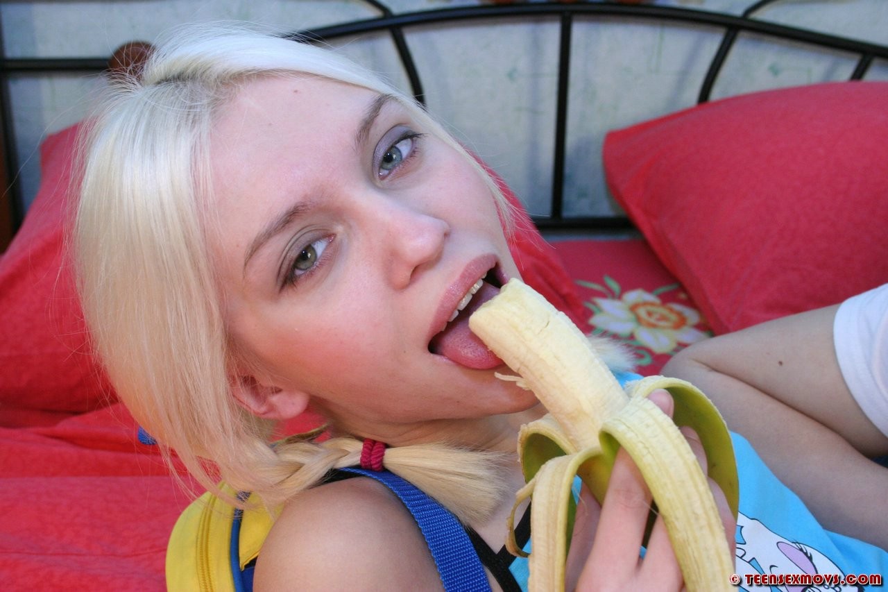 Une salope amateur blonde joue avec sa nourriture et sa bite.
 #74341163