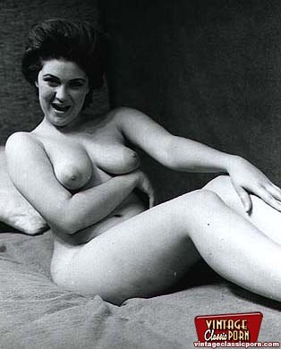 Lindas damas veinteañeras mostrando sus finas partes del cuerpo desnudo
 #78483912