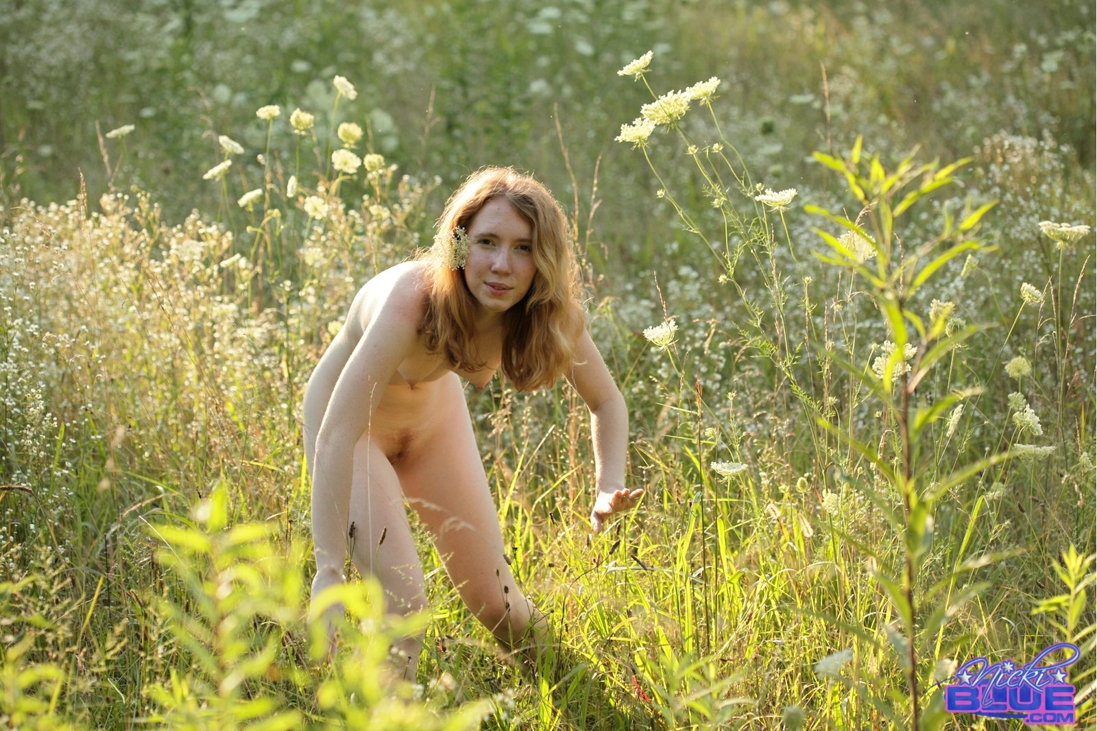 私はここで草の中でモデルをしています。もちろん、裸で、布なし
 #67905187